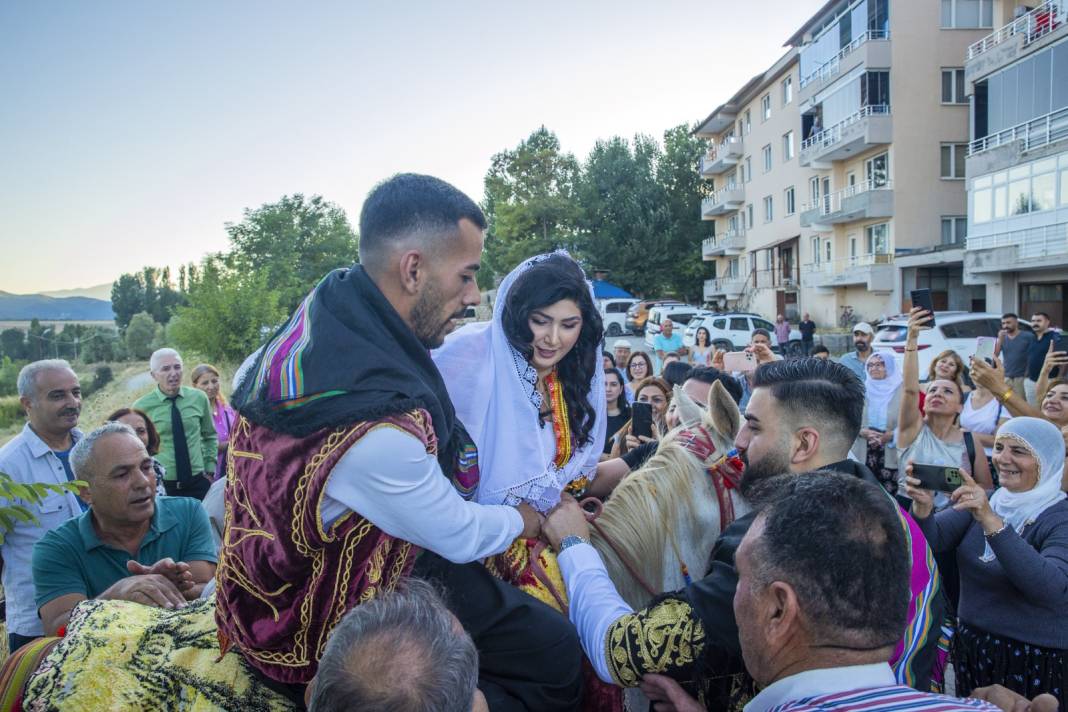 Almanya'dan gelin geldi: Tunceli düğününde tek tek hepsini yerine getirdi 9